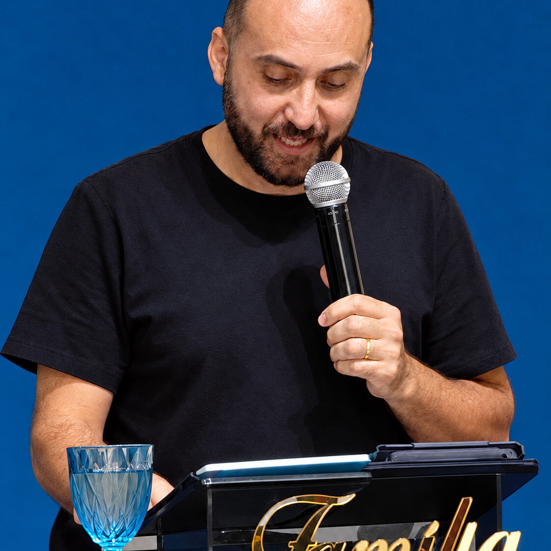 Retrato em destaque com microfone e Família